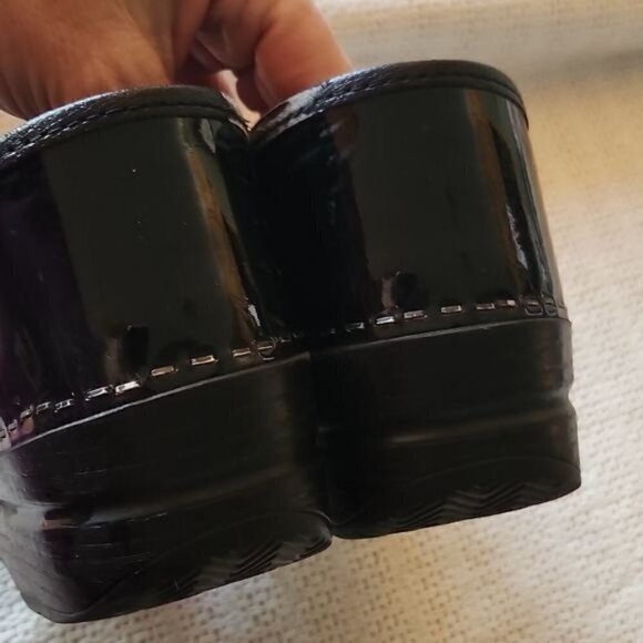 Dansko Black Patent Leather Sz. 8.5- 9 (Euro 39) Slipon Clog - Picture 6 of 12